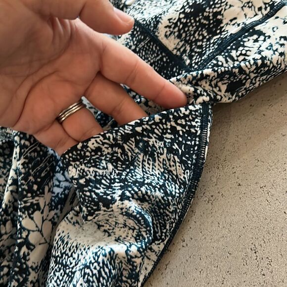 Lululemon navy blue print leggings 4 - Picture 3 of 6